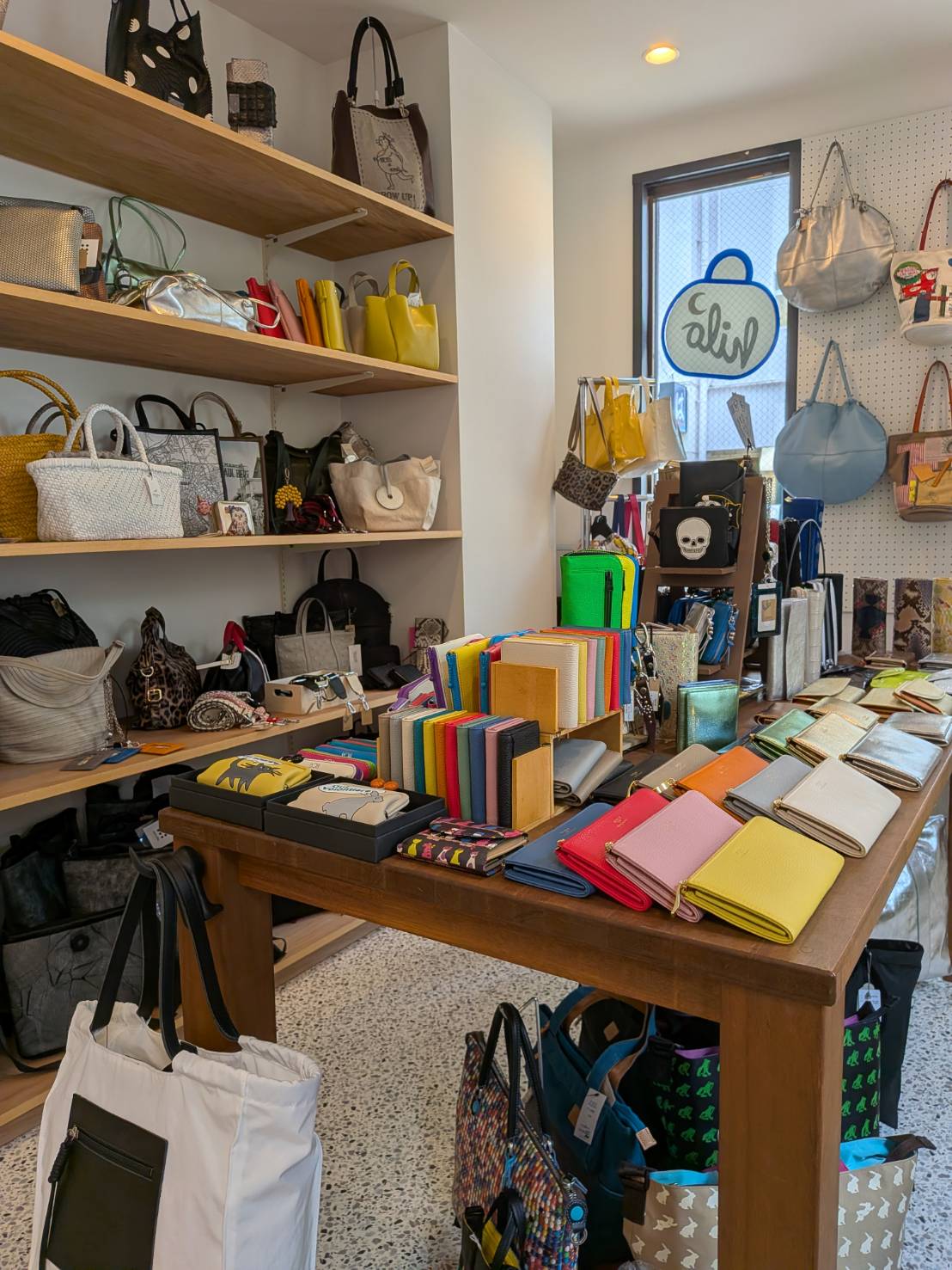 店内のバッグとお財布
